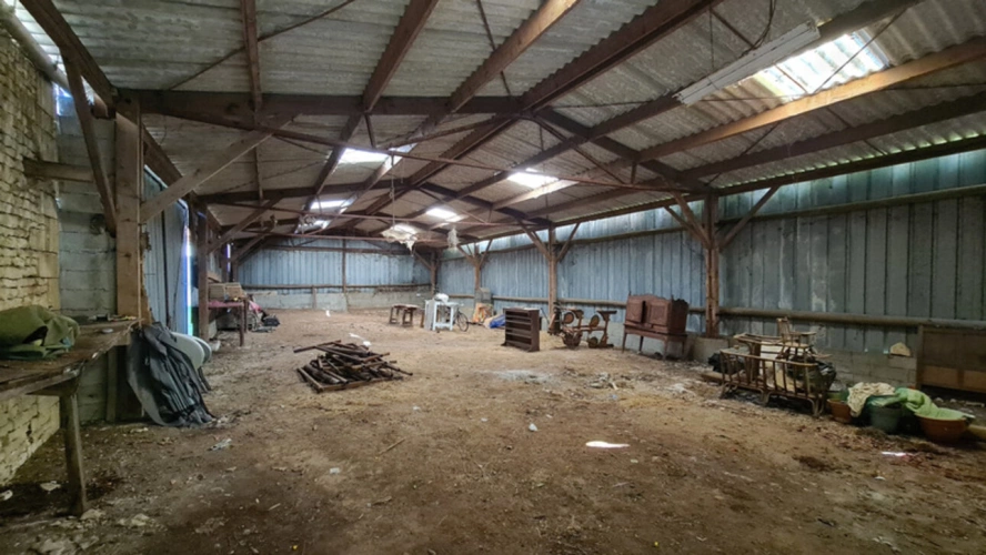 Photos 6 - Touristique -  Hangar + dépendances sur grand terrain à bâtir – secteur Échiré