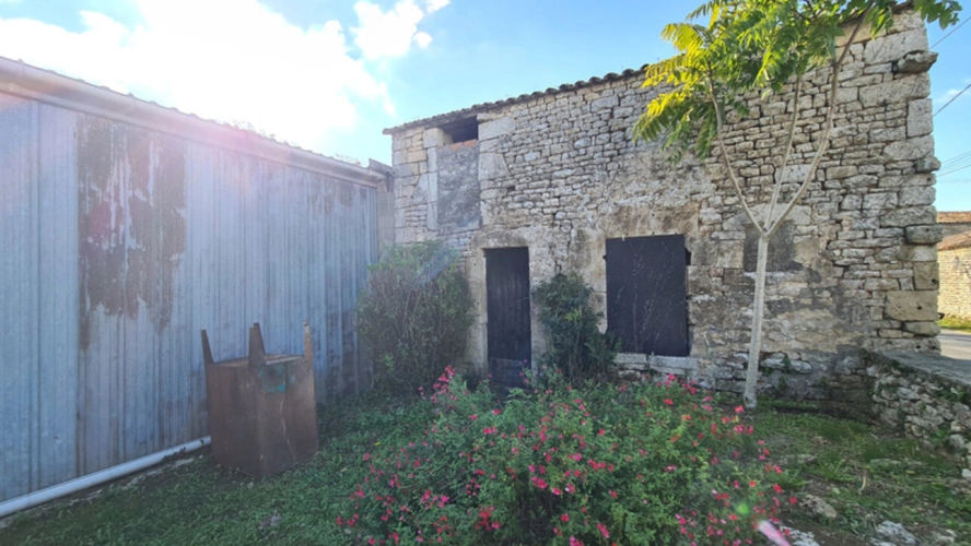 Photos 7 - Touristique -  Hangar + dépendances sur grand terrain à bâtir – secteur Échiré