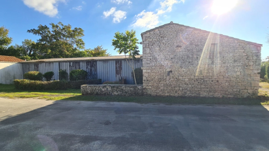 Photos 11 - Touristique -  Hangar + dépendances sur grand terrain à bâtir – secteur Échiré