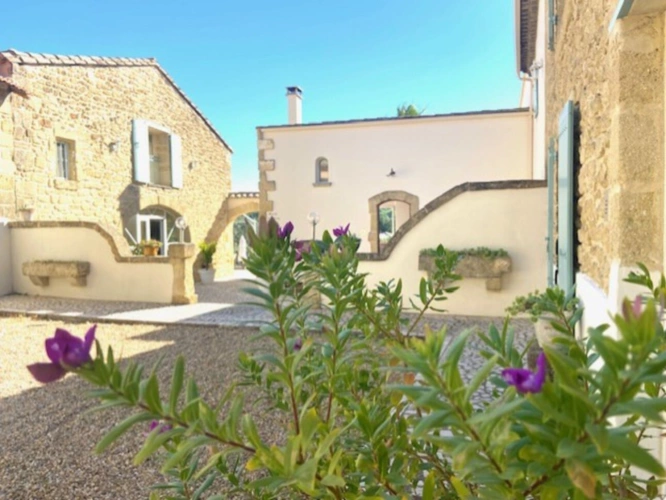 Photos 3 - Touristique - À VENDRE – Superbe domaine en pierre mariant l'authenticité et le moderne entre Nîmes et Montpellier