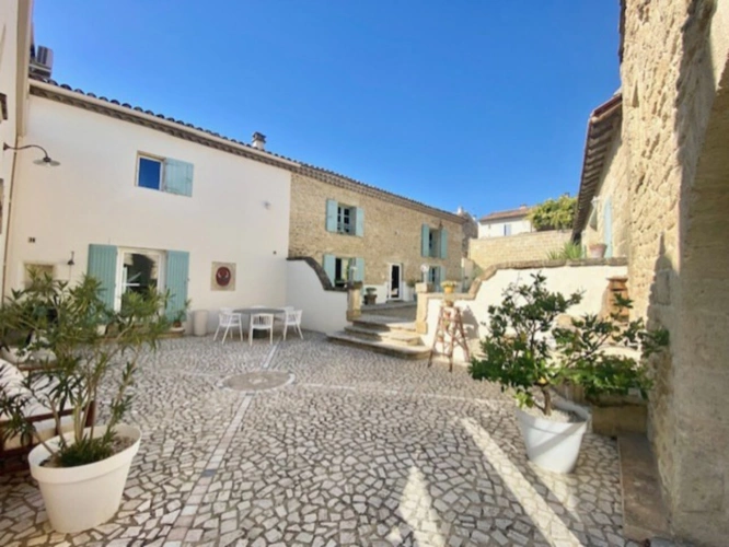 Photos 5 - Touristique - À VENDRE – Superbe domaine en pierre mariant l'authenticité et le moderne entre Nîmes et Montpellier