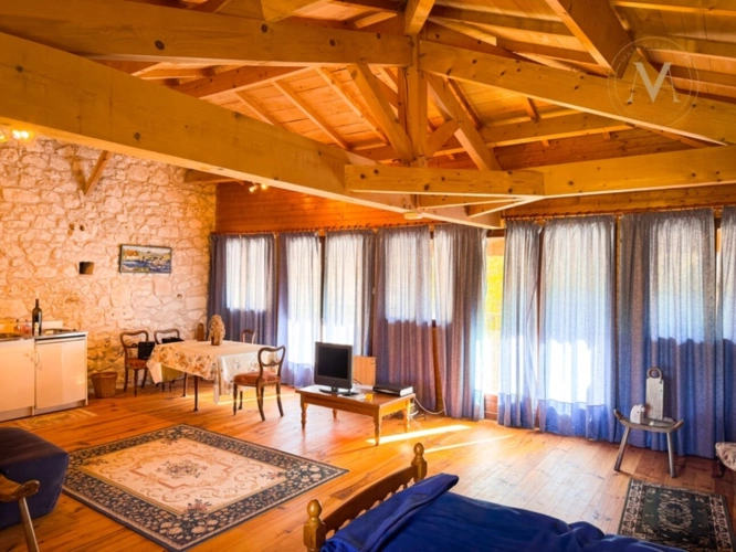 Photos 11 - Équestre - À vendre, belle propriété équestre avec maison en pierre, grange aménageable et lac privatif, sur 2,5 hectares de terrain, à deux pas de Courbiac