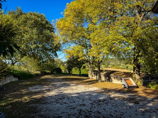 Photos 14 - Équestre - À vendre, belle propriété équestre avec maison en pierre, grange aménageable et lac privatif, sur 2,5 hectares de terrain, à deux pas de Courbiac