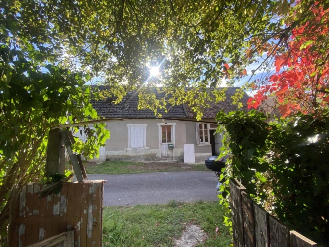 Photos 1 - Touristique - À saisir ! Maison à rénover avec terrain et hangar