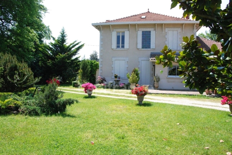 Photos 9 - Prestige - Maison de Maitre-dépendances-parc de 1,2 ha-Hypercentre de SALLES (33)