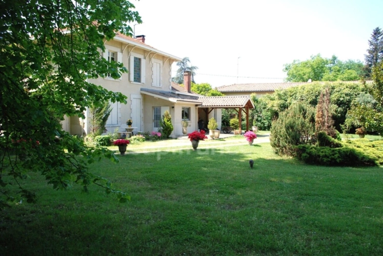 Photos 10 - Prestige - Maison de Maitre-dépendances-parc de 1,2 ha-Hypercentre de SALLES (33)