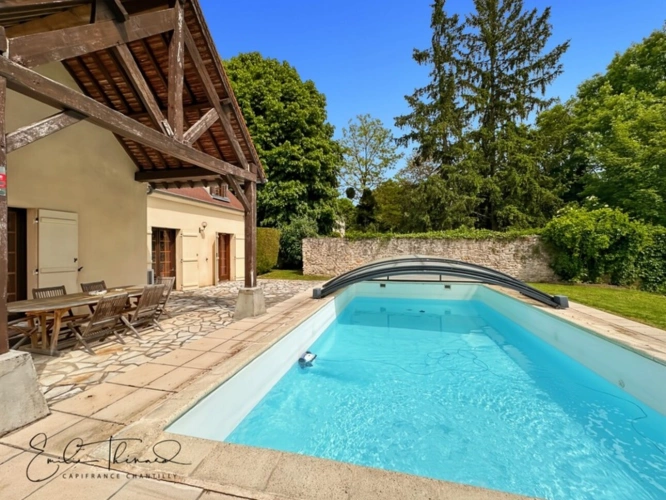 Photos 1 - Prestige - Propriete à vendre 5 pièces proche de SENLIS (60) - 3 chambres possibilité 4 - Jardin 2100m2 avec Piscine - A1 à 10 min / CDG 20 min / Ecoles privées et publiques / Commodités