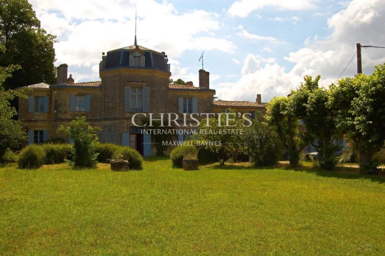 Photos 4 - Prestige - Château du 18eme siècle avec de nombreuses dépendances - Vue sur l'estuaire de la Gironde