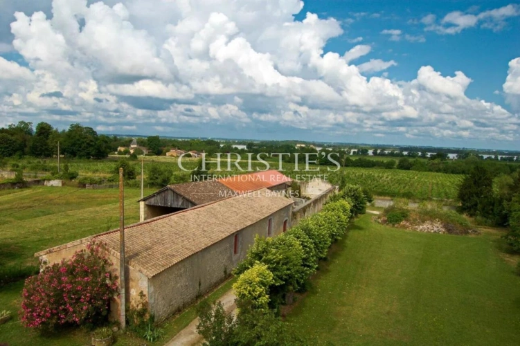 Photos 6 - Prestige - Château du 18eme siècle avec de nombreuses dépendances - Vue sur l'estuaire de la Gironde