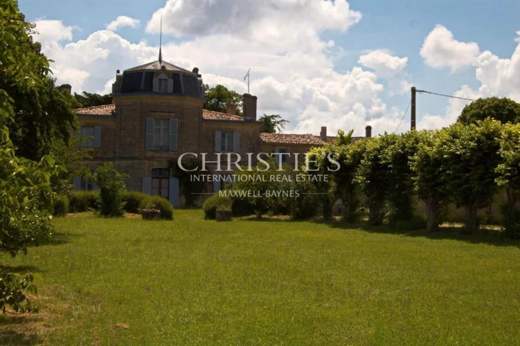 Photos 22 - Prestige - Château du 18eme siècle avec de nombreuses dépendances - Vue sur l'estuaire de la Gironde