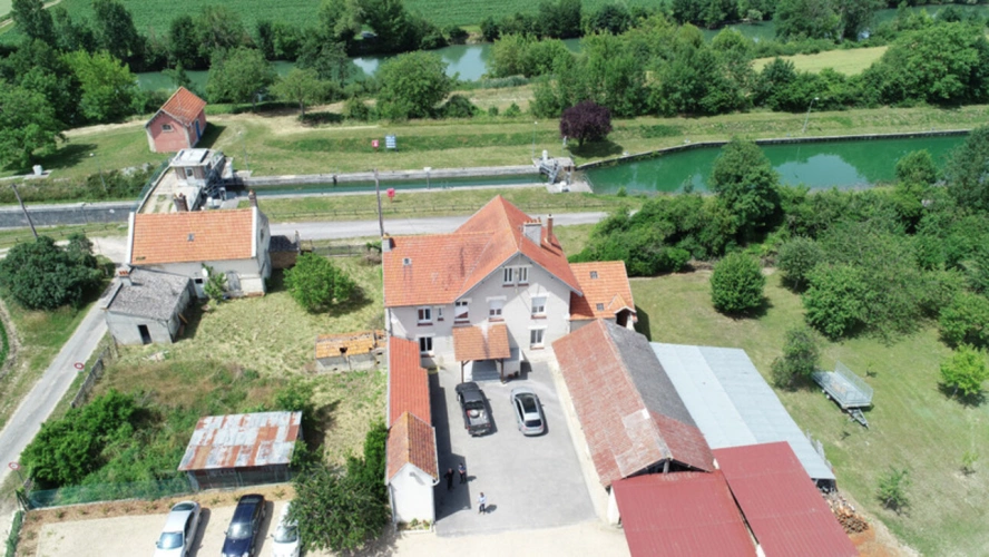 Photos 1 - Prestige - Chassemy (02) à vendre superbe propriété de 320 m2 sur un terrain  clos de 5 ha avec étang de 2 ha