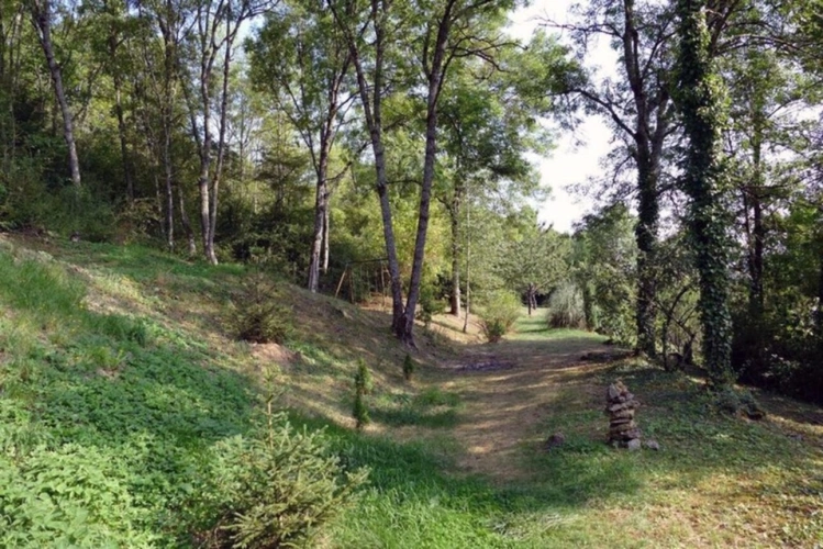 Photos 11 - Touristique - Propriété /gîtes/ chambre d'hôtes et grand terrain à St Sernin du Plain