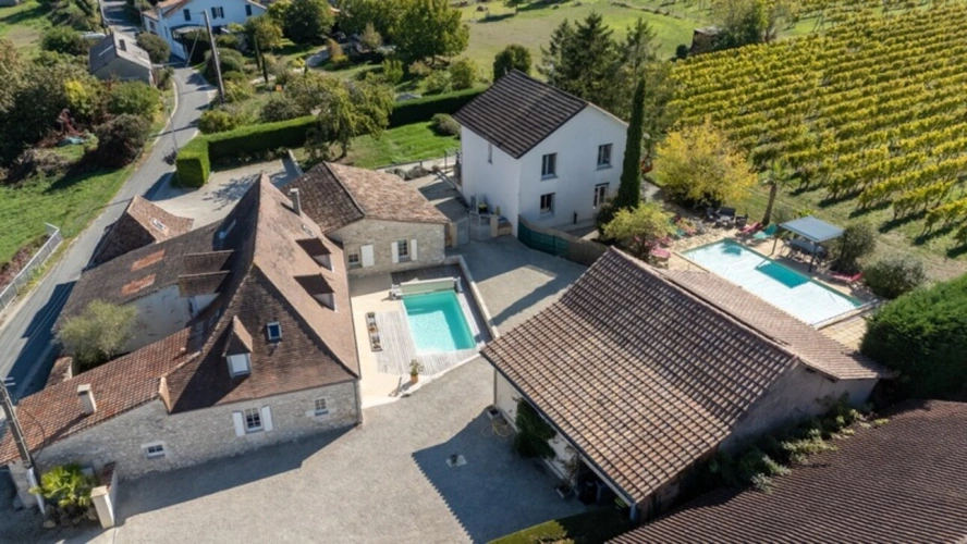 Photos 1 - Touristique - ENSEMBLE IMMOBILIER DE CARACTÈRE AVEC 4 HABITATIONS ET 2 PISCINES – POMPORT (24240)