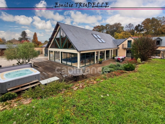 Photos 3 - Prestige - Propriete à vendre 11 pièces LA CHARTRE SUR LE LOIR (72) avec loft, gîte, piscine intérieure et spa – 324 m² habitables – 7 chambres – Terrain de 5 130 m²