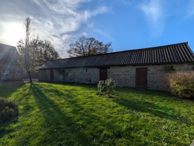 Photos 24 - Prestige - LOCMALO PROPRIÉTÉ DE 180M² ENVIRON EN CAMPAGNE AU CALME ENSEMBLE DE 2 MAISONS AVEC DOUBLE GARAGE PRÉAU ET DÉPENDANCE PUITS JARDIN ET BOIS DE 1 HECTARE 56