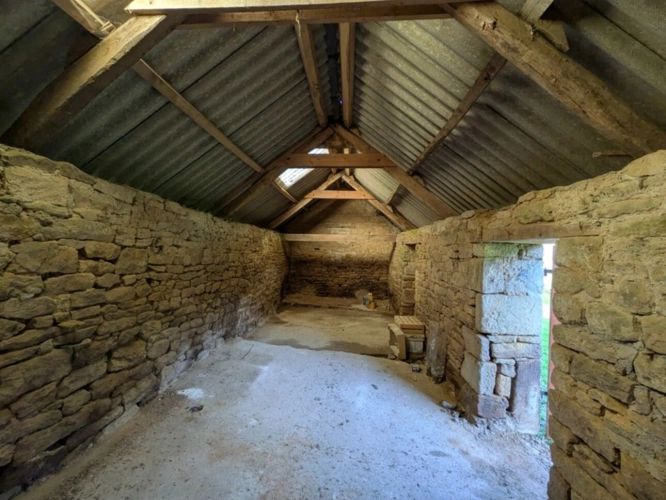 Photos 25 - Prestige - LOCMALO PROPRIÉTÉ DE 180M² ENVIRON EN CAMPAGNE AU CALME ENSEMBLE DE 2 MAISONS AVEC DOUBLE GARAGE PRÉAU ET DÉPENDANCE PUITS JARDIN ET BOIS DE 1 HECTARE 56