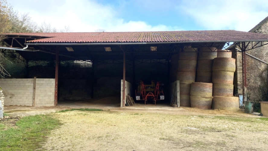 Photos 2 - Tourist - Agricultural property in the heart of a peaceful village for sale, 5 rooms, MASSANGIS (89) - Sheds -