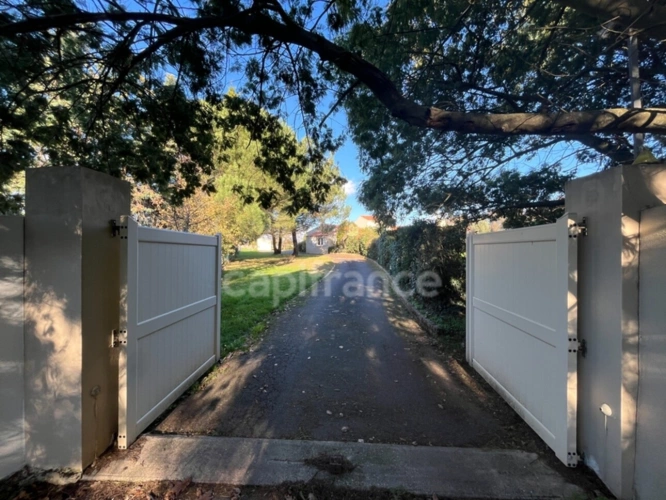 Photos 2 - Touristique - À 6 minutes de l’océan, propriété à fort potentiel dans un cadre naturel d’exception