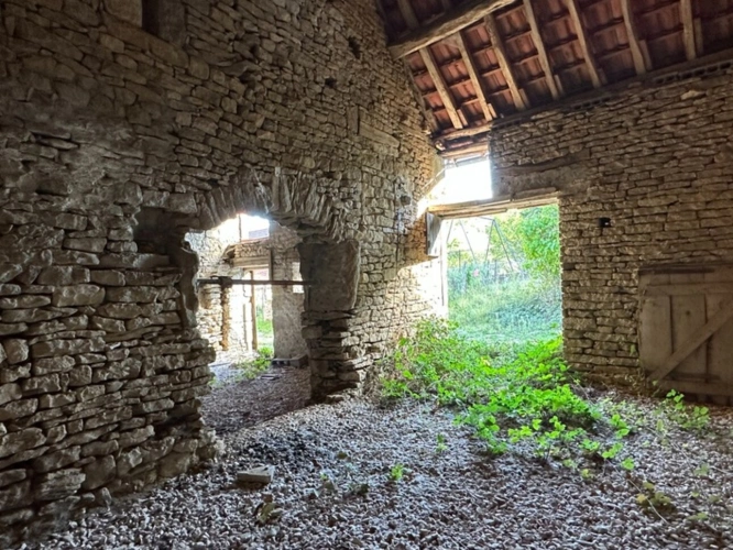 Photos 8 - Touristique - Ensemble de grange et écurie en pierre avec jardin, dans un environnement paisible proche de POUILLY EN AUXOIS (21)