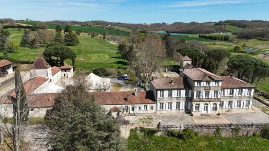 Photos 3 - Prestigious - Elegant 19th century CHATEAU on 70 ha, PANORAMIC VIEW OF THE PYRENEES, at the end of a driveway, Tou