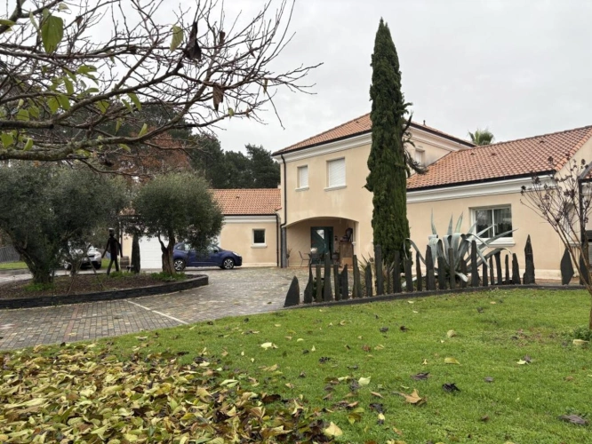 Photos 1 - Prestigious - House