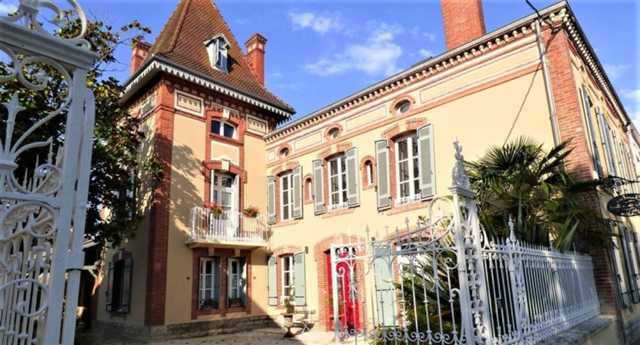 Photos 1 - Prestigious - Gers (32) department, Aire-sur-l'Adour, 19th-century bourgeois property, requiring no work, with ind