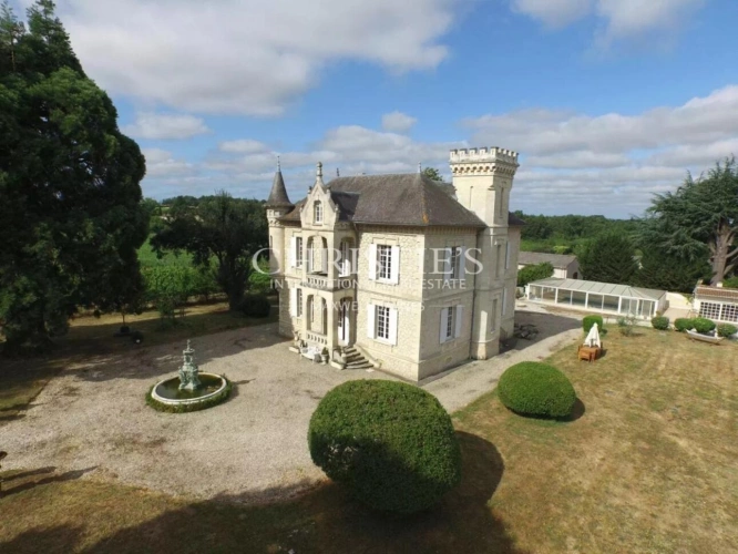 Photos 1 - Prestige - Region Saint-Emilion- Élégant château familial, facile à gérer