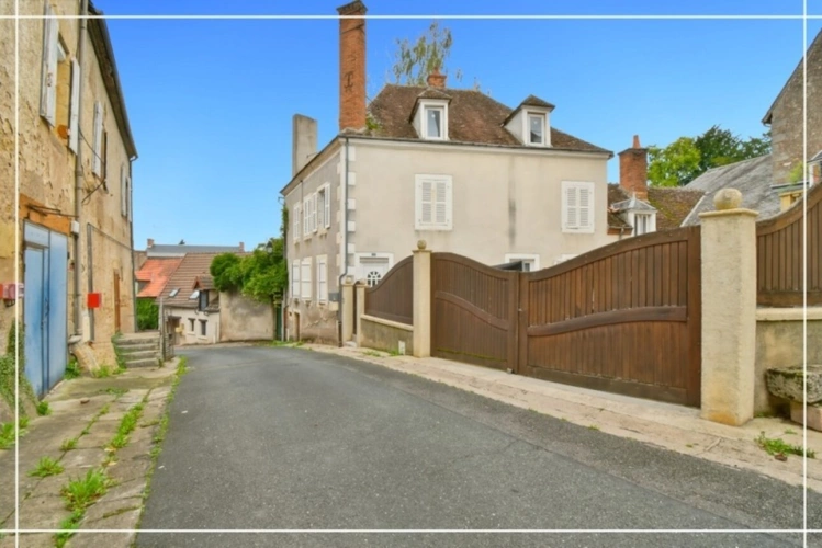 Photos 33 - Touristique - Proprieté comprenant 2 maison et 1 appartement CHATEAUMEILLANT (18)