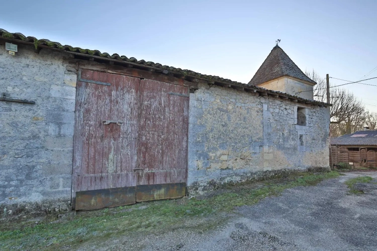 Photos 1 - Touristique - Propriété viticole et ensemble en pierre au calme