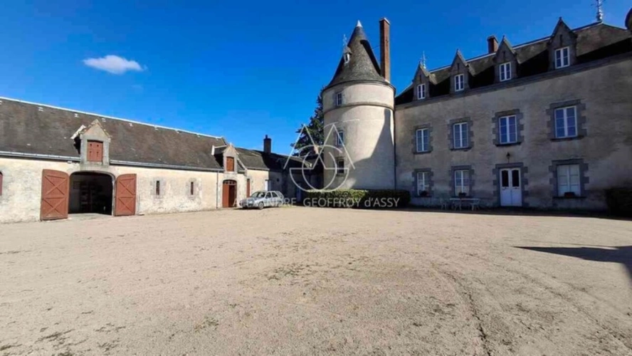 Photos 1 - Prestige - Exceptionnel château XV-XVI et XIXe avec son hameau et ses 108 hectares avec possibilité d’acheter 200ha attenants supplémentaires