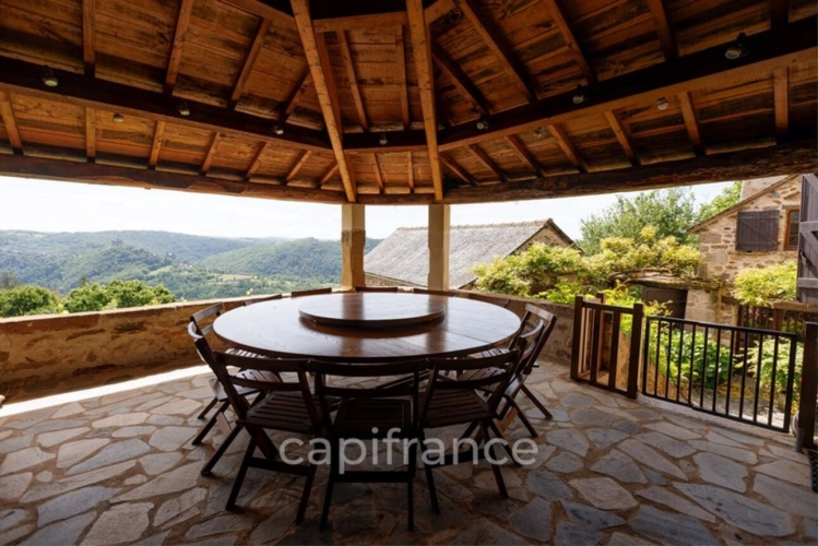 Photos 7 - Prestige - Vaste Propriété avec magnifique vue sur Najac, 15 chambres, piscine et tennis entourée par 5 hectares