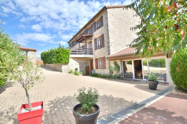 Photos 1 - Touristique - Lyon 50 minutes, Clermont 50 minutes, Roanne 30 minutes, Saint Etienne 40 minutes