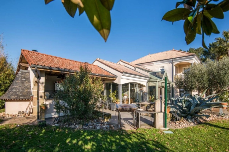 Photos 6 - Rural - House