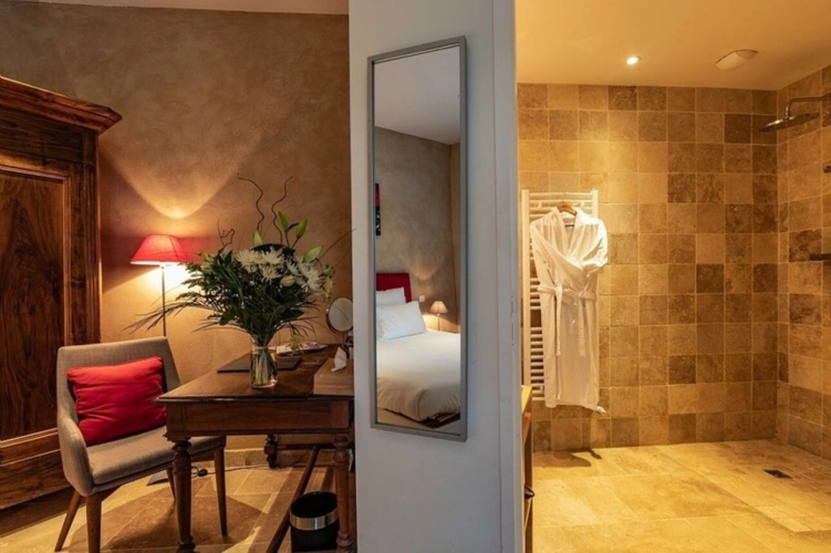 Photos 13 - Prestige - Dpt  (32) : ELEGANT CHATEAU XIX, sans travaux, bases médievales avec douves, piscine, sur 9100m2 jardin clos