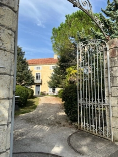 Photos 23 - Prestige - Dpt  (32) : ELEGANT CHATEAU XIX, sans travaux, bases médievales avec douves, piscine, sur 9100m2 jardin clos