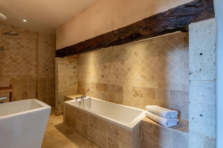 Photos 25 - Prestige - Dpt  (32) : ELEGANT CHATEAU XIX, sans travaux, bases médievales avec douves, piscine, sur 9100m2 jardin clos