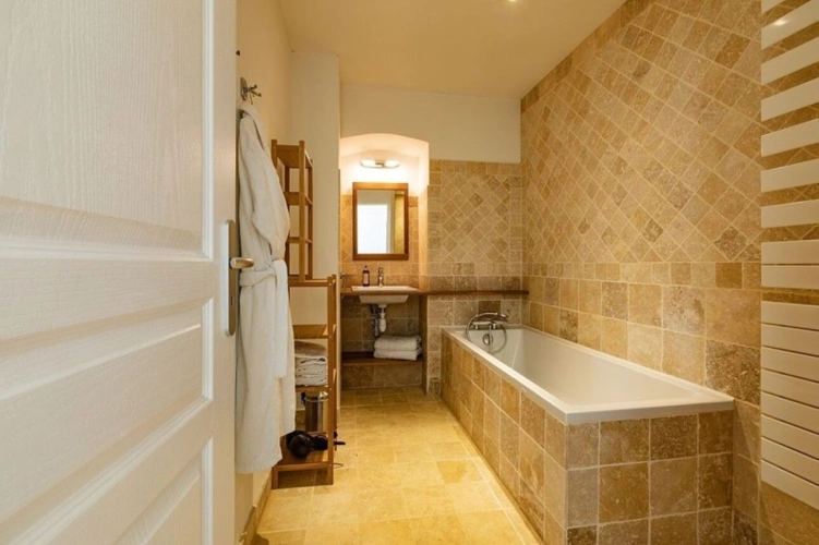 Photos 30 - Prestige - Dpt  (32) : ELEGANT CHATEAU XIX, sans travaux, bases médievales avec douves, piscine, sur 9100m2 jardin clos