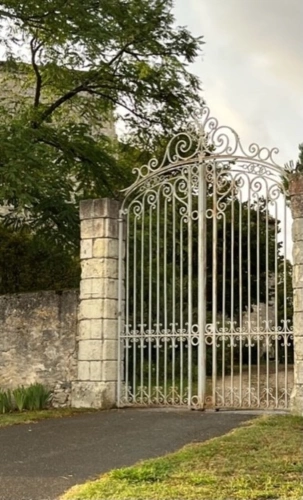 Photos 38 - Prestige - Dpt  (32) : ELEGANT CHATEAU XIX, sans travaux, bases médievales avec douves, piscine, sur 9100m2 jardin clos