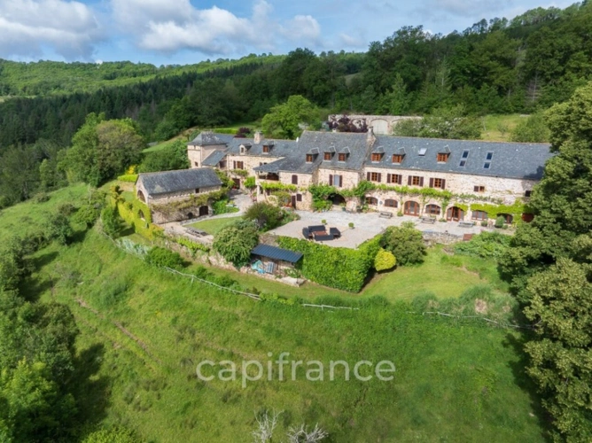Photos 2 - Prestige - Vaste Propriété avec magnifique vue sur Najac, 15 chambres, piscine et tennis entourée par 5 hectares