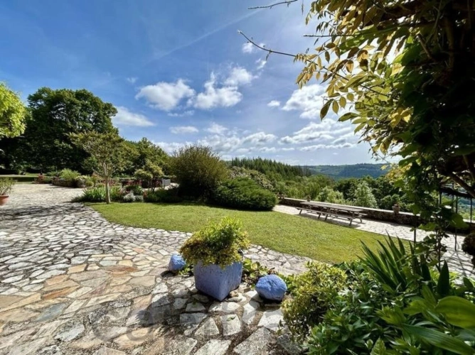 Photos 6 - Prestige - Vaste Propriété avec magnifique vue sur Najac, 15 chambres, piscine et tennis entourée par 5 hectares