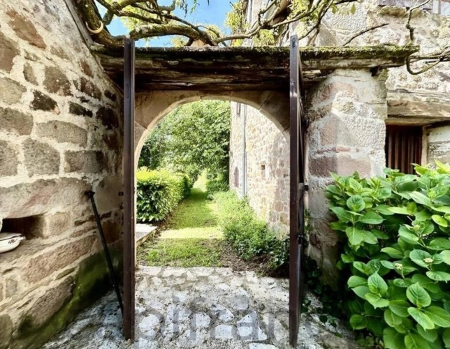 Photos 10 - Prestige - Vaste Propriété avec magnifique vue sur Najac, 15 chambres, piscine et tennis entourée par 5 hectares