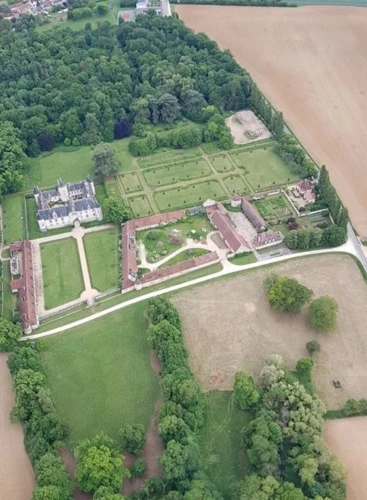 Photos 7 - Prestige - Magnifique château renaissance 43 pièces, nombreuses et remarquables dépendances, 24 hectares de bois et parc d'agrément