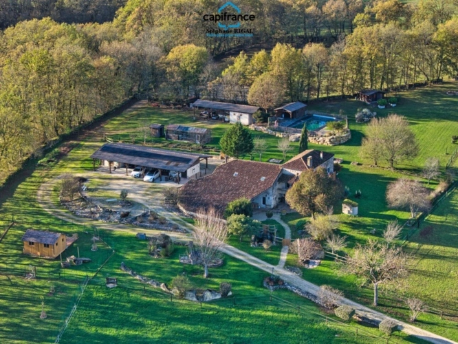 Photos 2 - Équestre - Propriété à vendre 8 pièces, propriété de 220m2 chalet - boxes à chevaux - dépendances sur 7ha de terrain