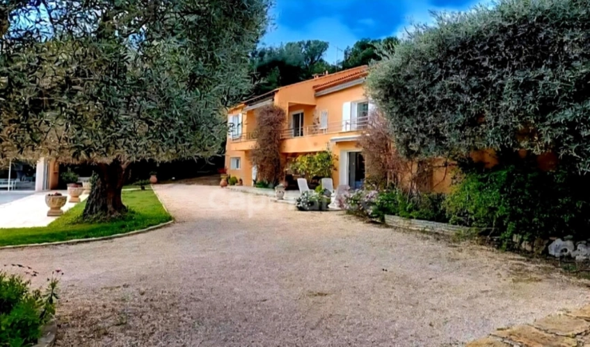 Photos 2 - Prestigious - 8-room property for sale in SAINT CYR SUR MER (83), 2000 m² plot, swimming pool, pool house