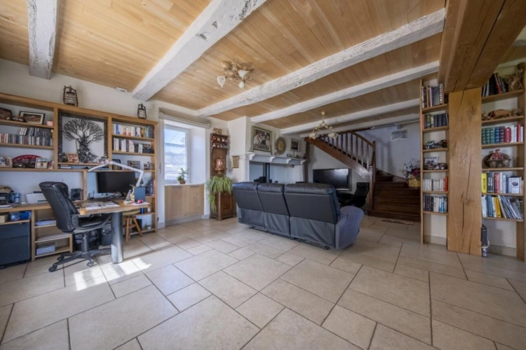 Photos 6 - Rural - House