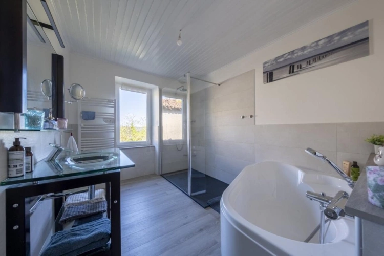 Photos 12 - Rural - House