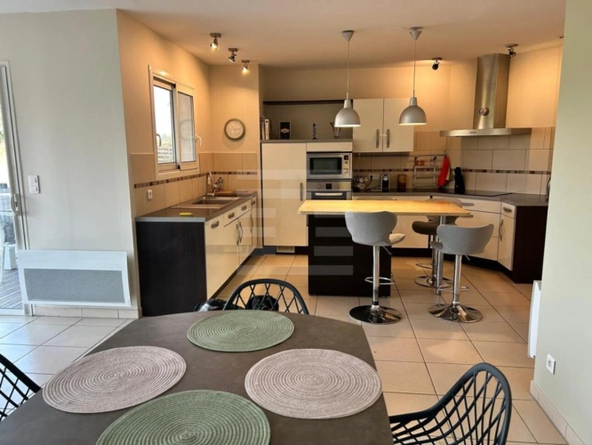 Photos 2 - Rural - House