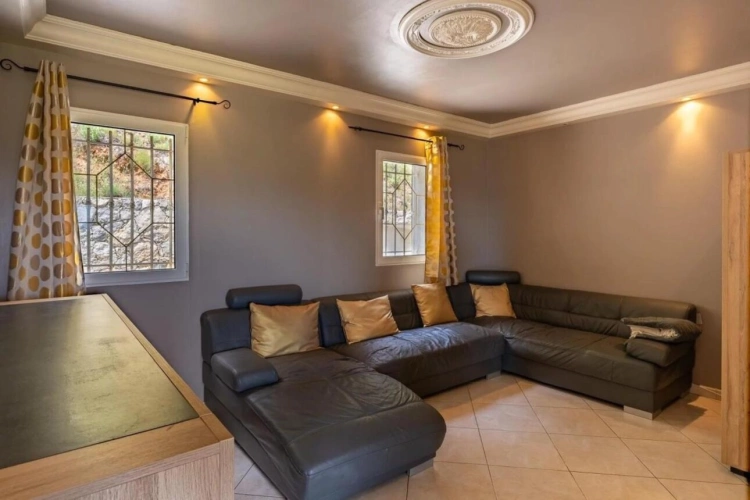 Photos 8 - Prestigious - House