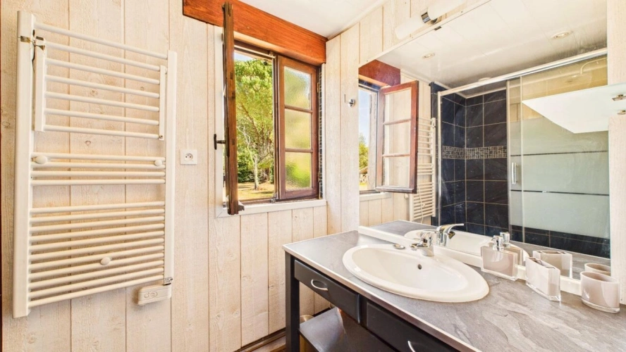 Photos 10 - Rural - House