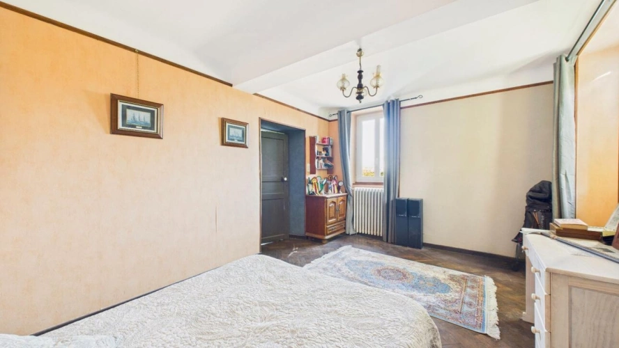 Photos 9 - Rural - House